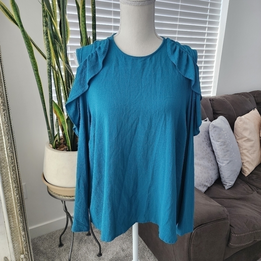 Ripe Cold Shoulder Blouse size Medium. Good preowned condition.